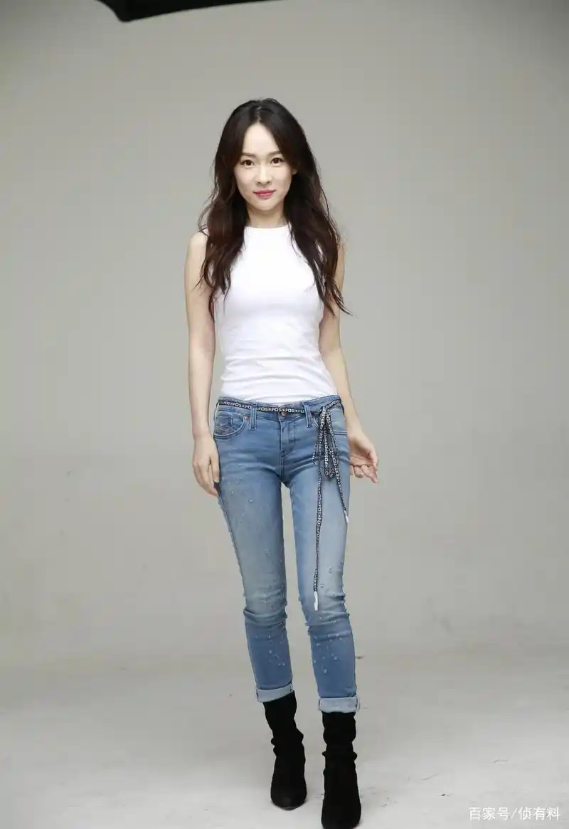 霍思燕牛仔裤搭配浅红上衣和白色紧身裙打扮棚拍定妆照,什么水平