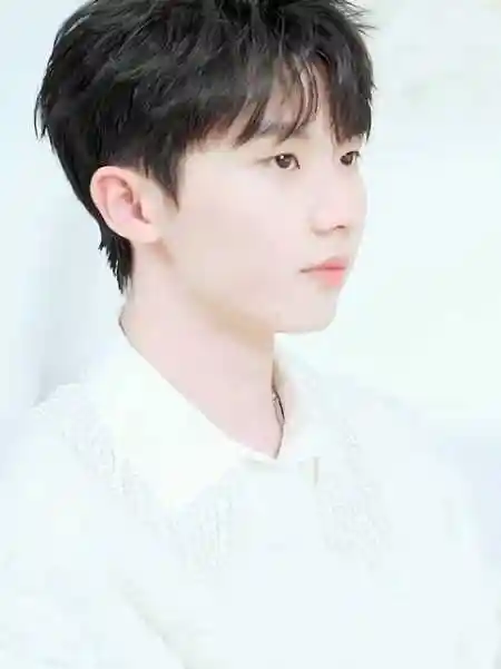 马嘉祺侧颜 马嘉祺终于想起了自己的微博密码,好久不见马哥的随拍了