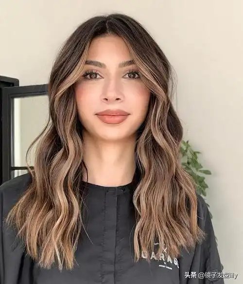 的欧美风发型,是层次偏低的搭配渐变染发的造型,独特时尚很有层次感