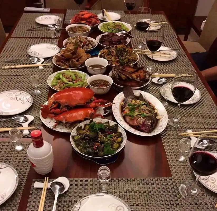 蒋勤勤和陈建斌家的餐厅采用了咖啡色作为主色调