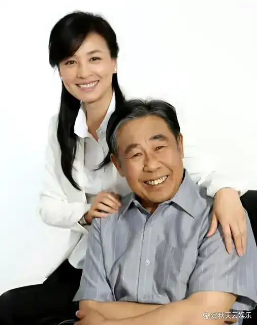 李文启:娶了圈外妻子婚后生一女,和女演员照相惹得老伴狂吃醋!