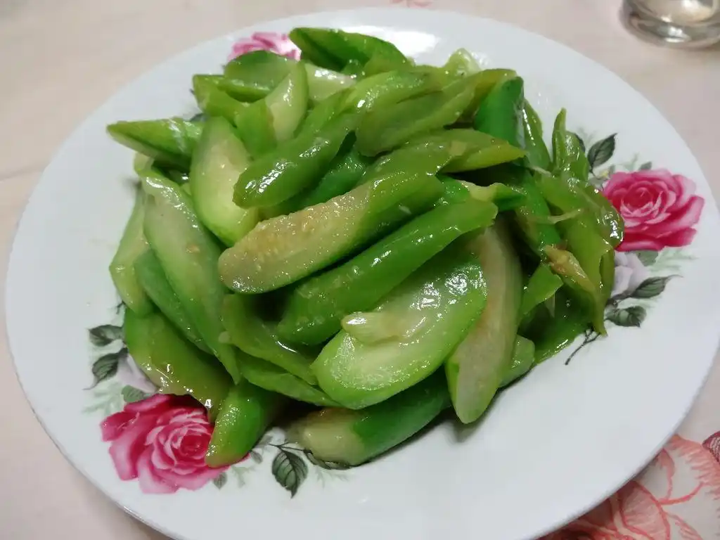 p>青椒炒丝瓜是一道美食,老少皆宜,制作简单,主要材料青椒,丝瓜. /p>