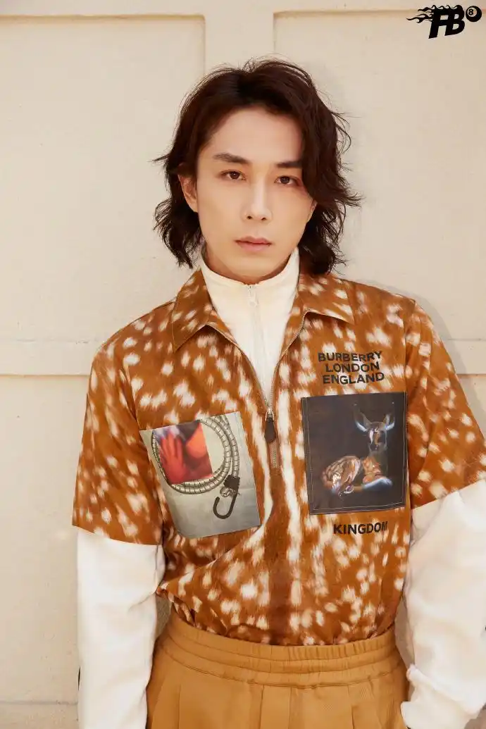 李承铉最新街拍,和煦阳光下的百变型男,你pick哪一款?