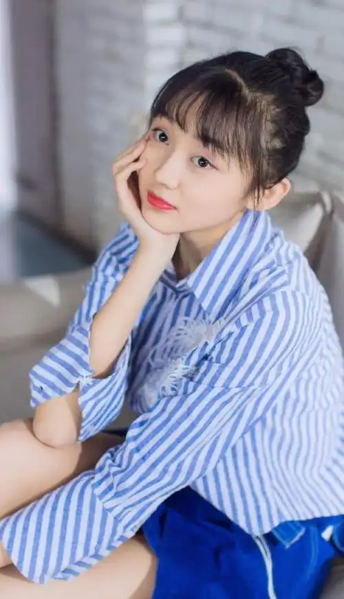 曲芷含穿上了直筒牛仔裤搭配了一件卫衣凸显出了时尚感