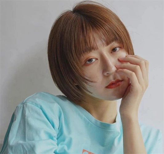 层次剪裁的齐下巴短发,勾勒出轻盈透明感的发型,看上去非常清爽灵动.