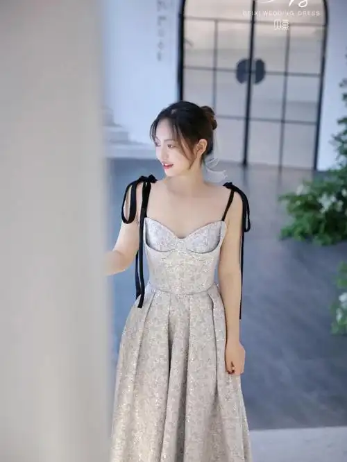 超显气质蓝色浮雕缎面吊带礼服