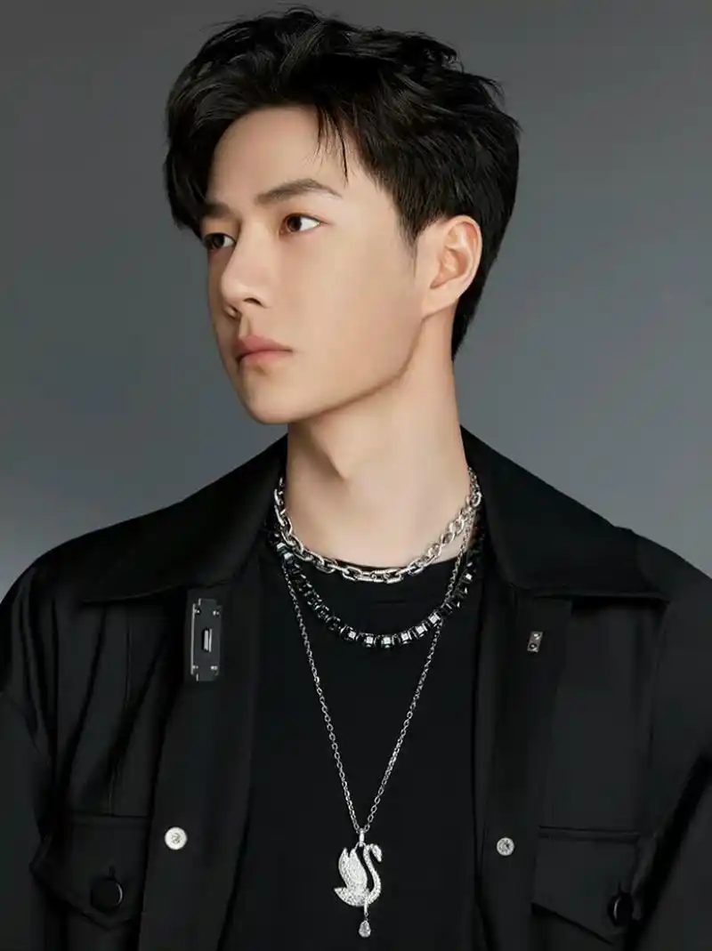 王一博又有新物料啦, 上身heurueh黑色短袖衬衫 领口刀片的设计河有