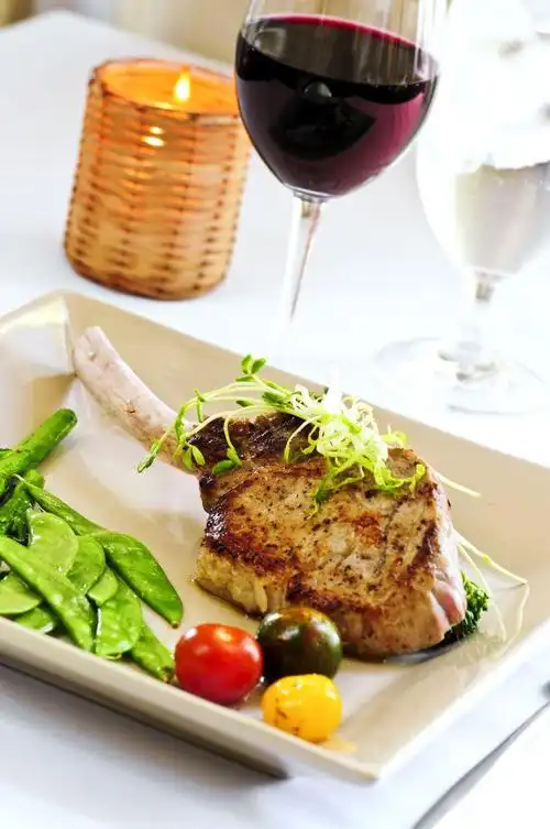 火焰旁的西餐图片-红酒与牛排素材-高清图片-摄影照片-寻图免费打包