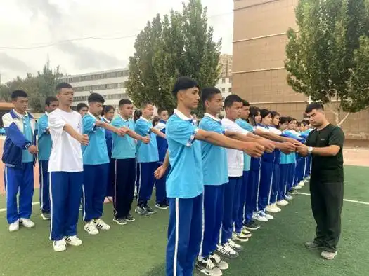 叶城千名高一新生军训启幕,退役士兵大学生担任教官