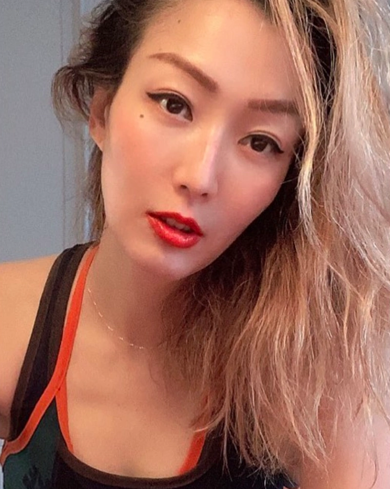 组图:郑秀文戴遮阳帽跑八公里 面色红润香汗淋漓素颜状态佳