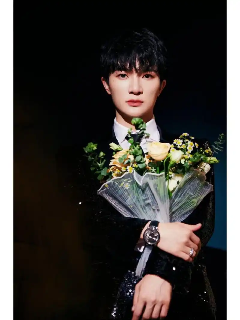 7815周深这组照片也太好看了吧!9898 超适合做屏保.