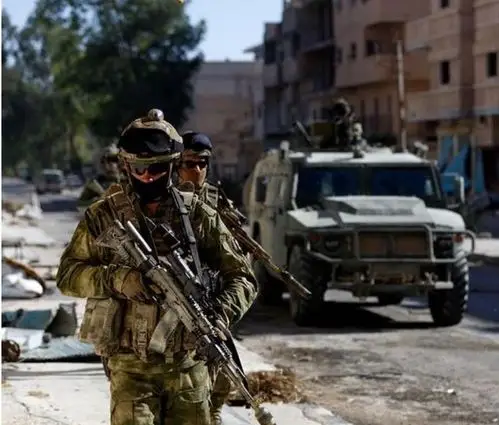 俄军士兵在叙利亚"大马士革-阿勒颇国际公路(m-5)"正式开放供免费通行