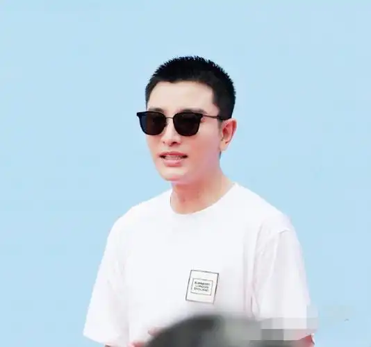 懒理与李小璐复合传闻,贾乃亮新剧开机,积极工作寸头发型太酷