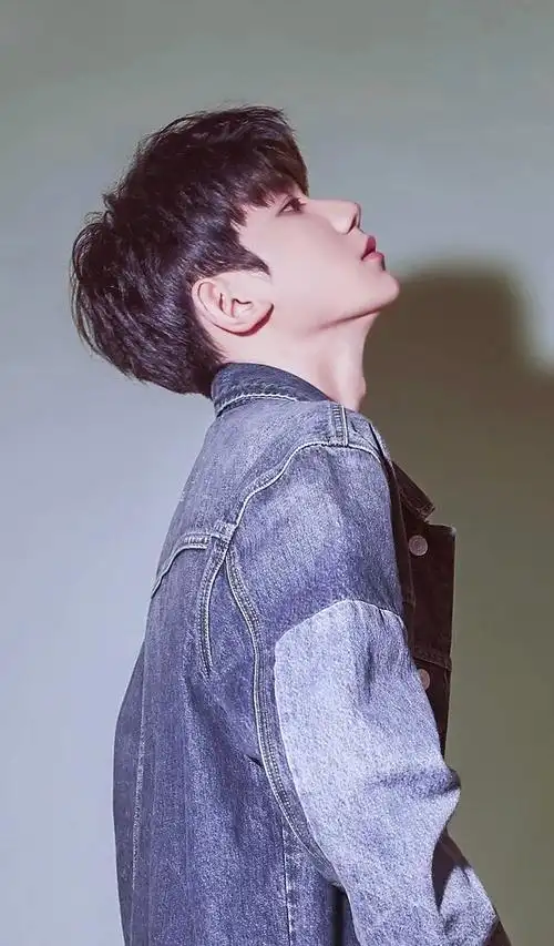 来感受一下王源的这个锁骨,这个喉咙杀,这个天鹅颈,不经意地微微仰头