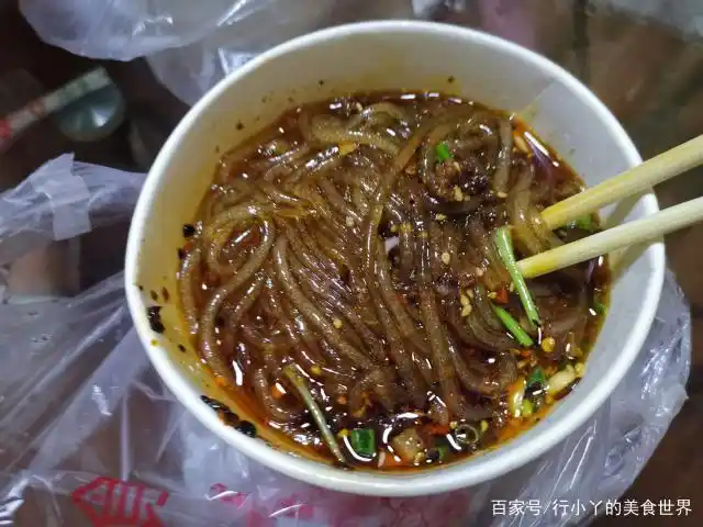 重庆酸辣粉真是太好吃了!椒香麻辣,边吃边冒汗,越吃越想吃!