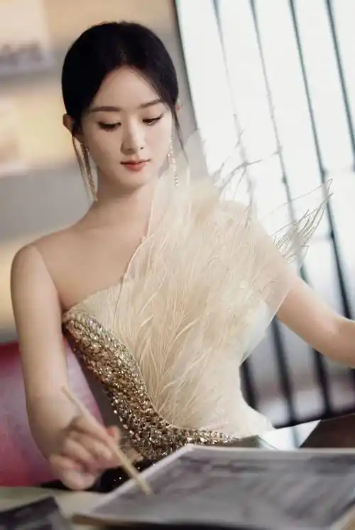 赵丽颖全新魅力造型:端庄优雅,女神风范