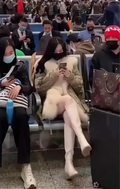 湖北武汉一美女在高铁站引人注目,身边小伙只顾傻看,急坏网友