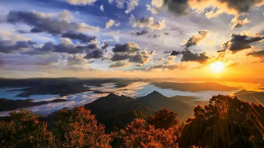 高耸入云的山峰