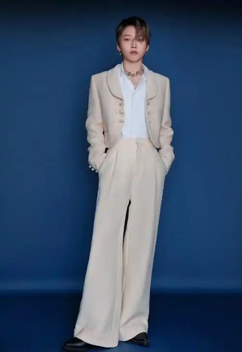 刘雨昕白色宫廷风造型