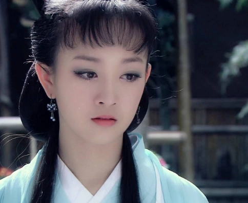 图中是张檬在《古剑奇谭》中的扮相,她温婉贤淑,对待心爱的人深情又