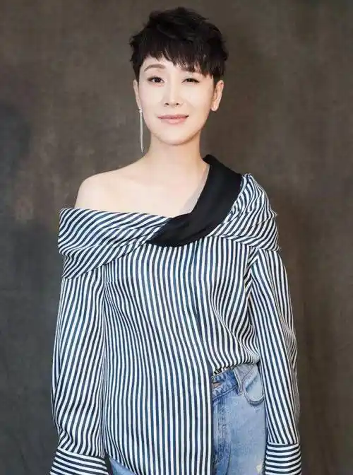 42岁海清换新造型,条纹衬衫可搭配牛仔裤减龄时髦,发型帅呆了_女性