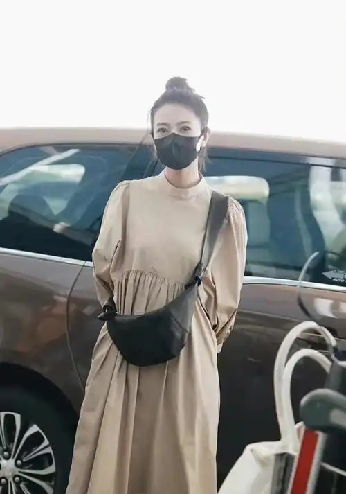 高圆圆走机场火了!少女感十足不敢认,穿裙装梳丸子头彻底回春插图