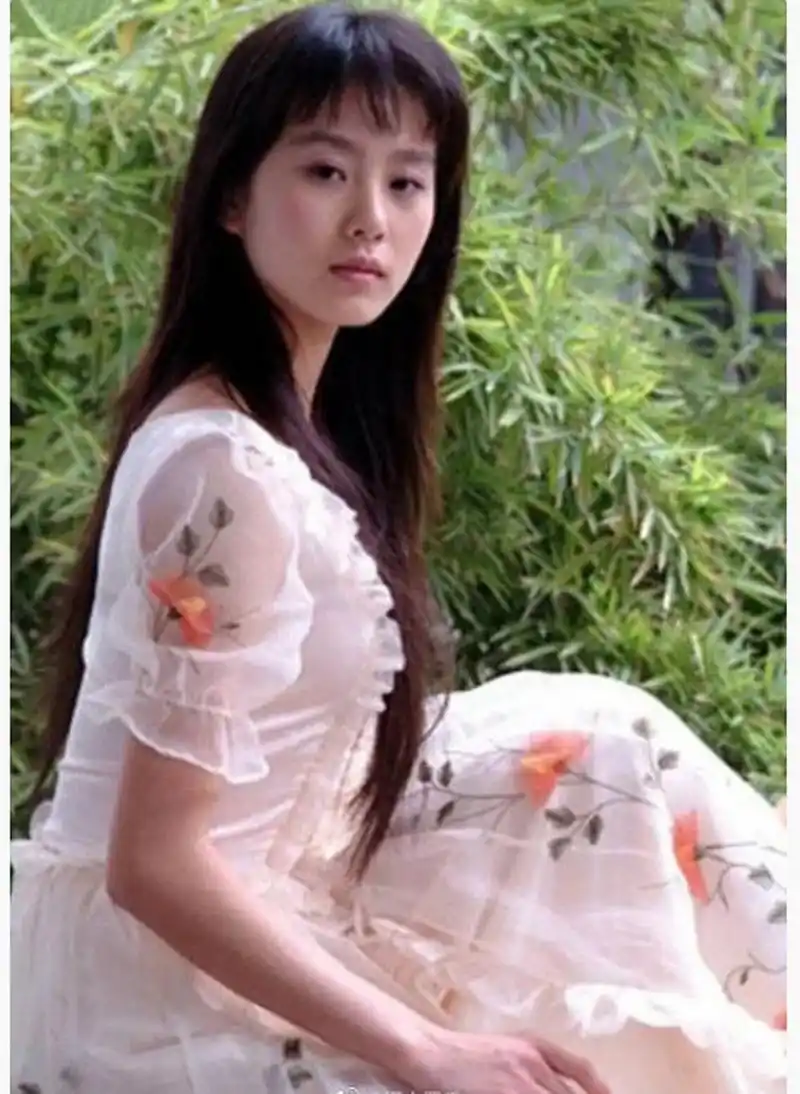 照片中,年轻的刘诗诗在爱情剧《月影风荷》中饰演女主角叶风荷,这是她