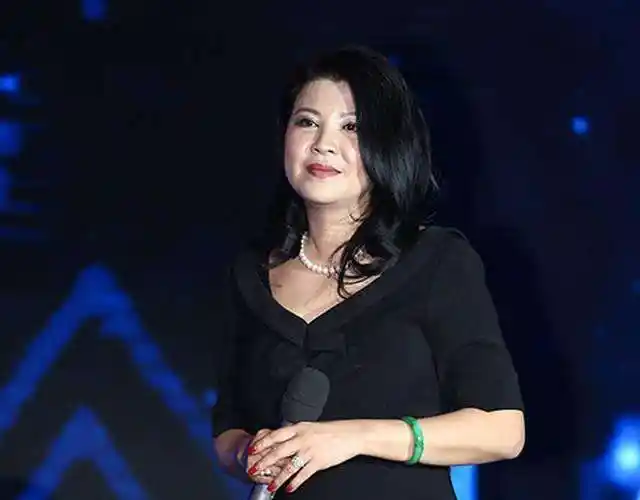 9次上春晚却被渣男骗走三千万,今54岁与女儿相依为命!