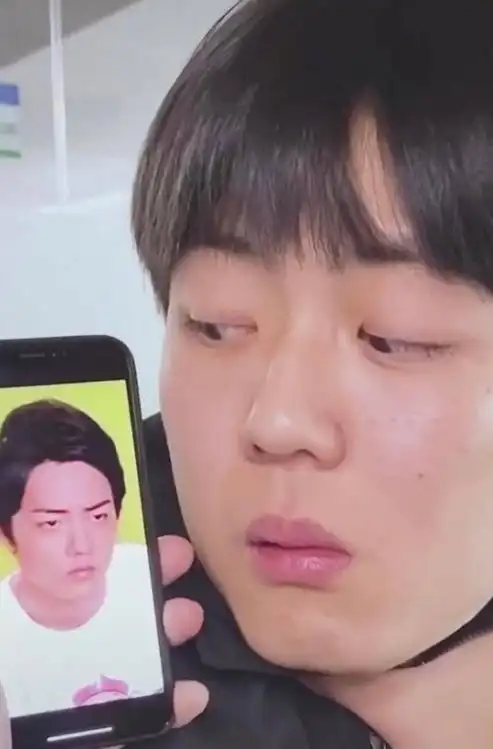 原创某网红撞脸肖战旧照被粉丝锁喉对比看上去就像是肖战被粉丝锁喉一