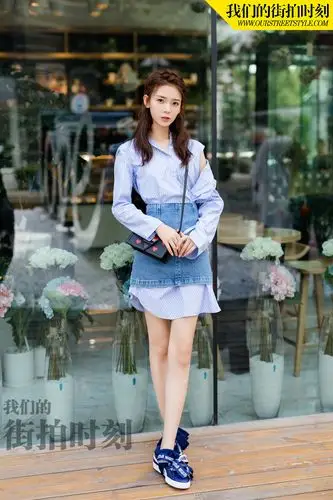 陈瑶夏日街拍曝光 气质清新笑容甜美