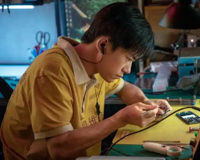 易烊千玺和阿深儿时合照被公开,原来两家是世交,妈妈们是闺蜜