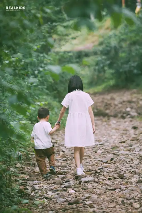 姐姐弟弟手牵手