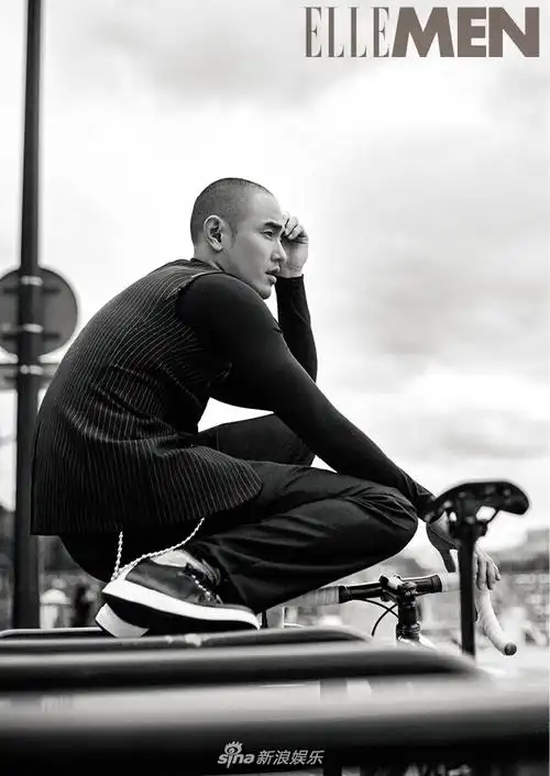 阮经天光头造型型格不减骑行漫步撩力爆表