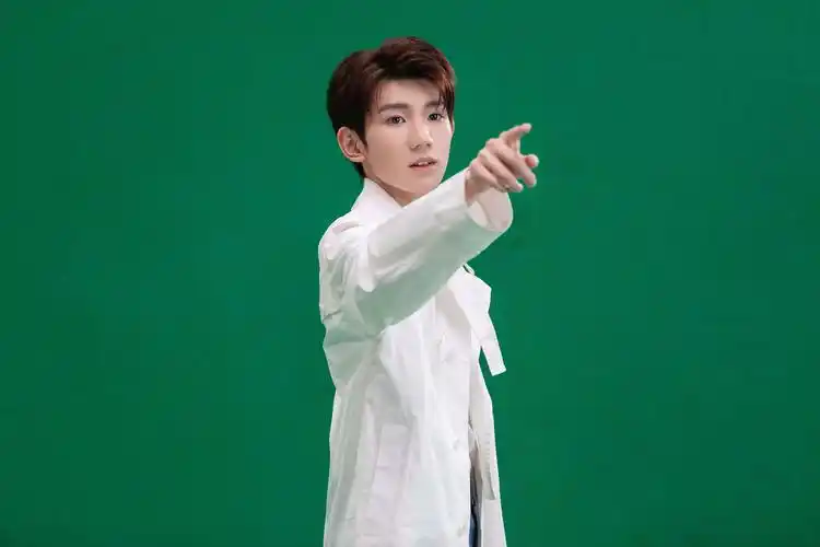 王源帅气休闲迷人写真上一图集:清纯学生妹校服可爱迷人写真下一图集