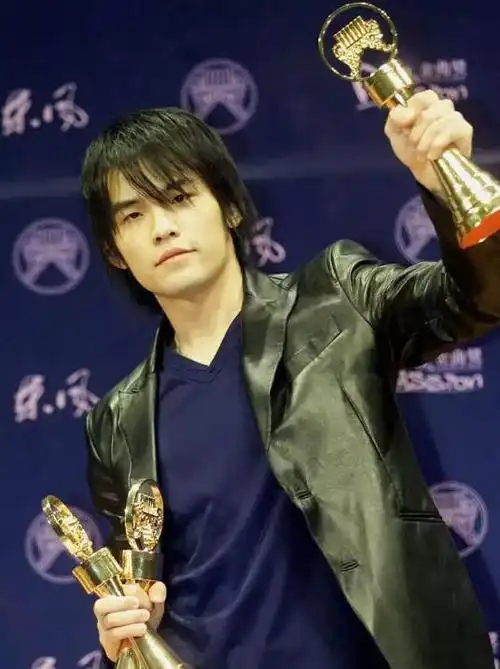 2005年6月,电影《头文字d》上映,周杰伦首次出演男主角,并且借此部