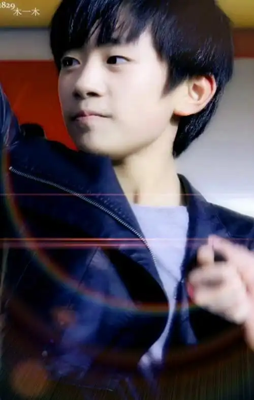 易烊千玺意大利素颜饭拍##易烊千玺二三逢时戢鳞风起