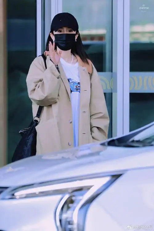 杨幂黑色堆袜##杨幂北京机场私服穿搭