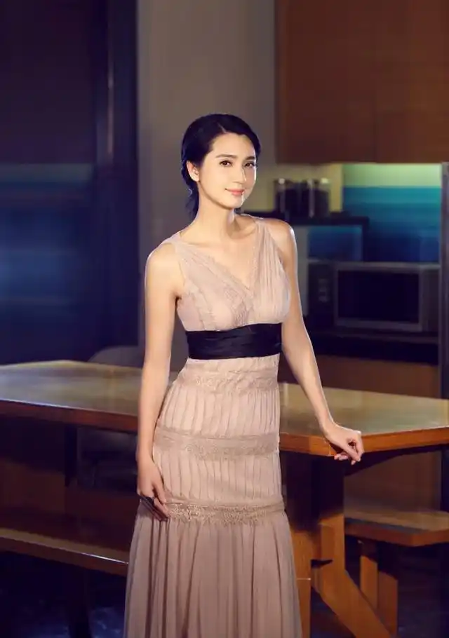 说洪欣逆龄成少女有点过,但看近照,这皮肤身材算是很好了!