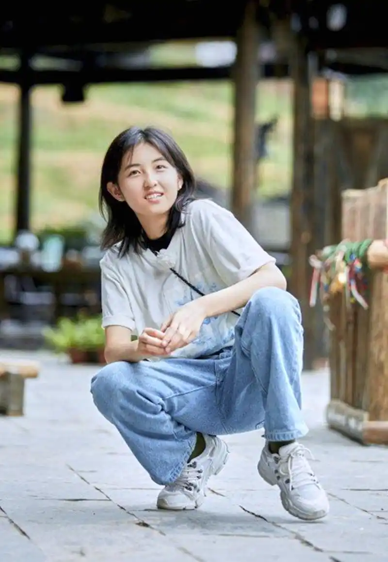 张子枫和沈月同穿西装,一个霸气,一个温婉,网友:气质就不同!