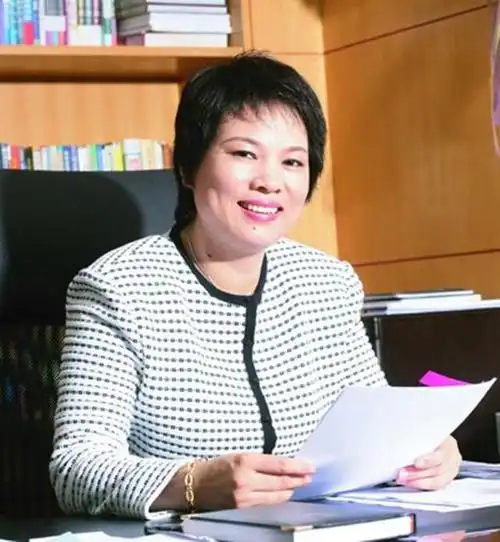 他讲述了一对敢拼敢闯的义乌夫妇——陈江河,骆玉珠,一起打拼奋斗的