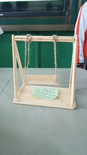 秋千荡出欢快的童年,秋千传递童真的回忆,一款一次性筷子秋千代您