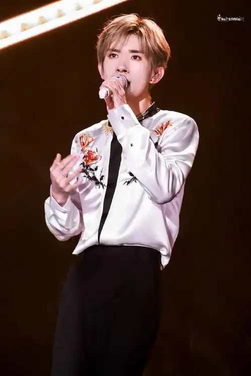 易烊千玺超话#tfboys演唱会带动4.