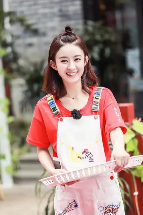 赵丽颖丸子头造型写真网友呆萌又可爱