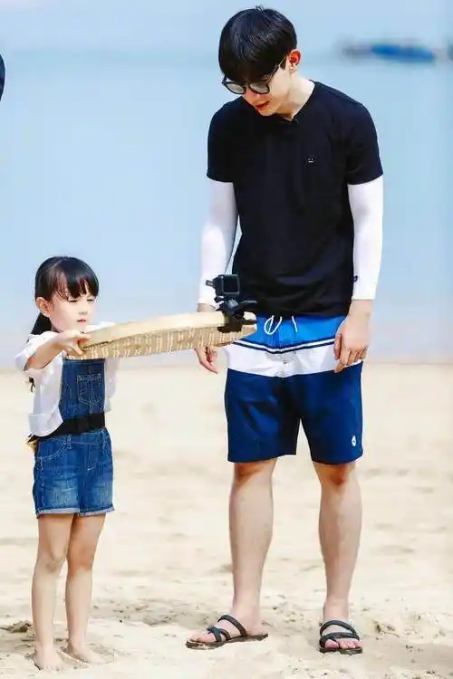 邓伦一家三口的照片合照(爸爸去哪儿邓伦和李沁养眼又登对) - 品度