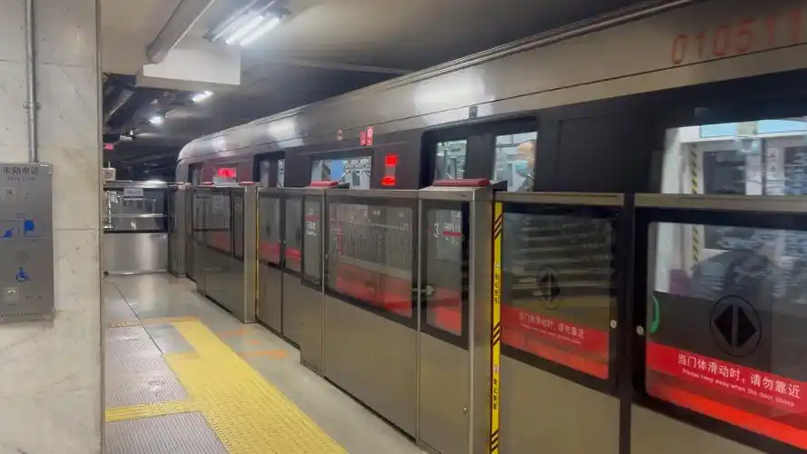 北京地铁1号线 01051号车 往古城方向 五棵松站出站