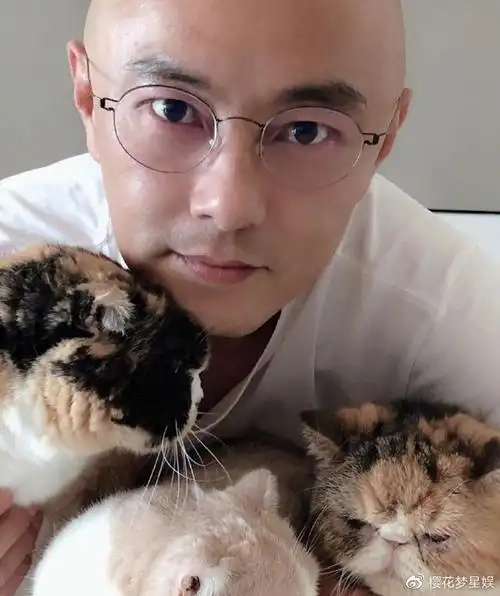 张卫健56岁生日,眼角皱纹横生,与妻子分隔两地未能一起庆祝