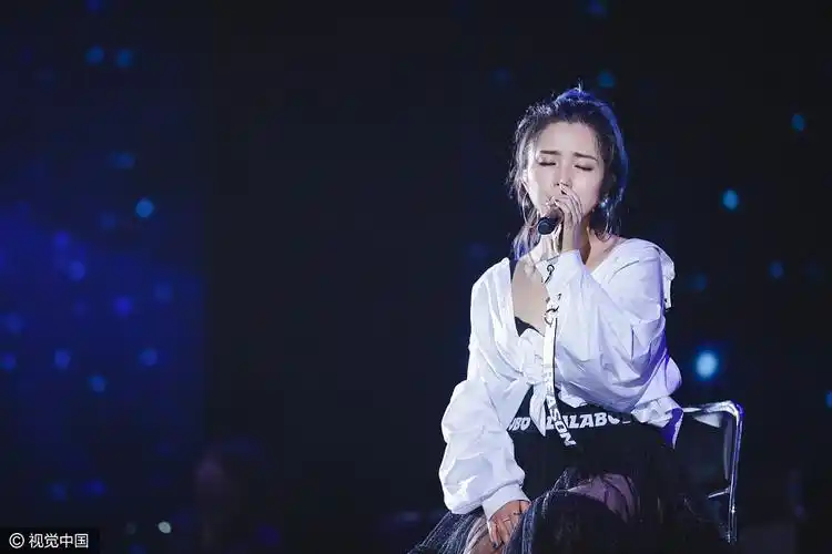 何洁回渝开唱场面火爆 笑容甜美大秀好身材