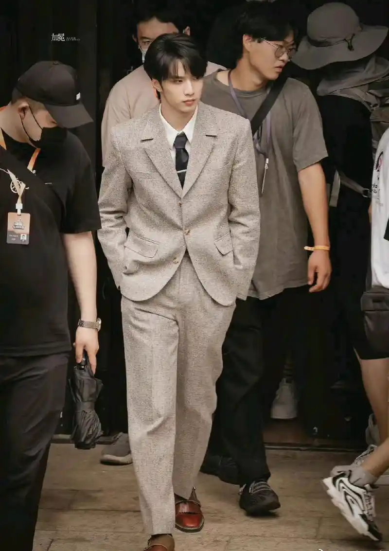 刘耀文近期穿搭,灰色西装霸总,篮球服少年,铃兰花衬衣太温柔了