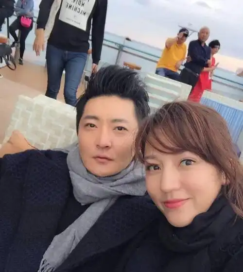 郭京飞的老婆鲍莉以前也是中戏的学生,也是可以做演员拍戏的,但和