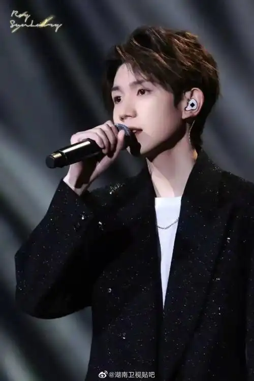 z世代音乐人代表王源2021年舞台造型小合集,肆意耀眼